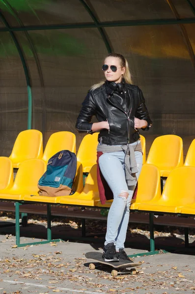 Ragazza in posa con uno skateboard . — Foto Stock