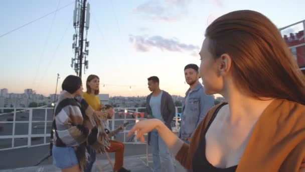 Bir Grup Arkadaş Selfie Çekmek Çatıda Gece Bir Parti Keyfini — Stok video