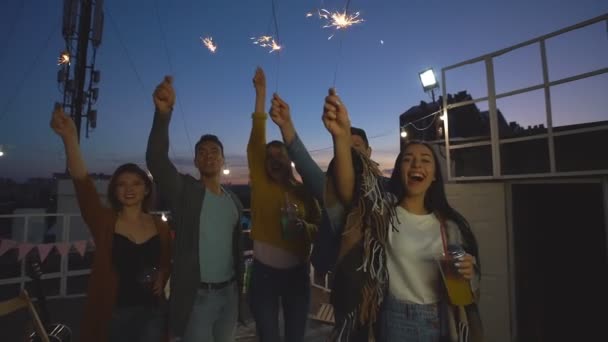 Grupo Amigos Acenando Sparklers Desfrutando Uma Festa Noite Telhado — Vídeo de Stock