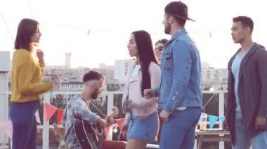 Çatı gece partisi, arkadaş dans ve kendilerini zevk bir grup.