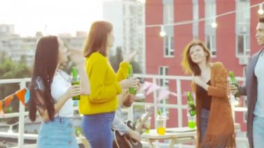 Çatı gece partisi, arkadaş dans ve kendilerini zevk bir grup.