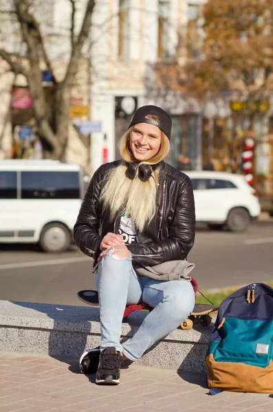 Леді дівчина щаслива посмішка, сидить скейтборд . — стокове фото