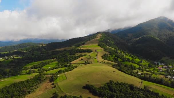 Latający Dron Nad Pięknymi Górami Pośród Chmur — Wideo stockowe