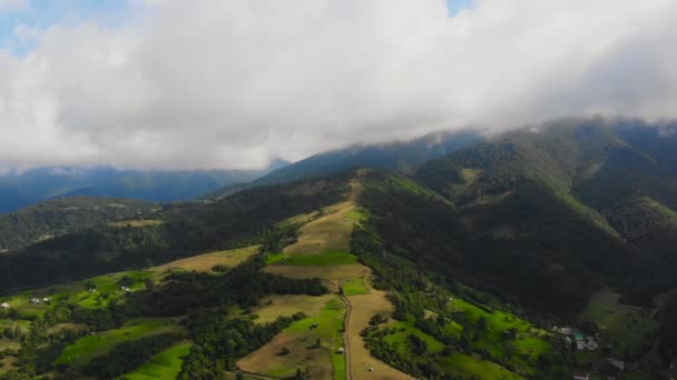 Vuelo Drone Sobre Hermosas Montañas Entre Las Nubes — Vídeo de stock