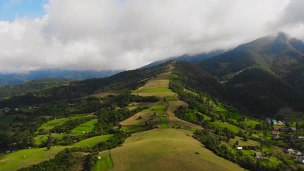 Drone Volante Bellissime Montagne Tra Nuvole — Video Stock