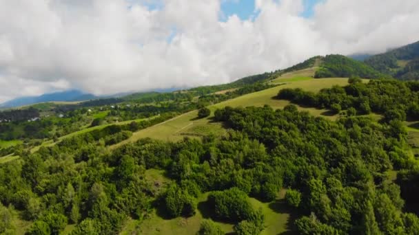 Bulutların Arasındaki Güzel Dağların Üzerinde Uçan Drone — Stok video