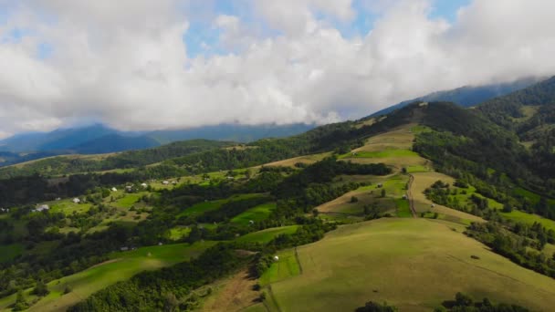 Drone Volant Dessus Belles Montagnes Parmi Les Nuages — Video