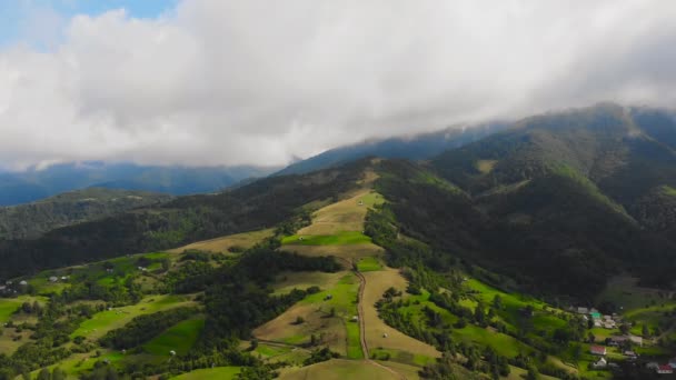 Vôo Drone Sobre Belas Montanhas Entre Nuvens — Vídeo de Stock