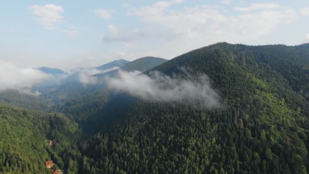 Drohne Fliegt Über Schöne Berge Zwischen Wolken — Stockvideo