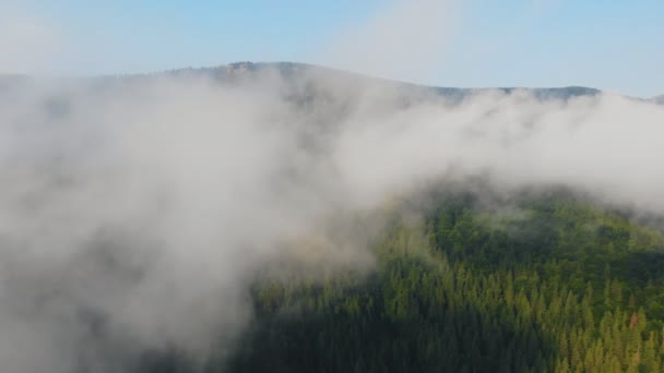 雲の中の美しい山の上を飛ぶドローン — ストック動画