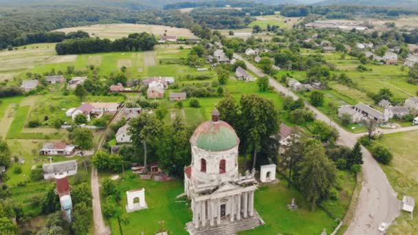Köy Pidgirci Lviv Bölgesi Ukrayna Eski Katolik Kilisesinin Havadan Görünümü — Stok video