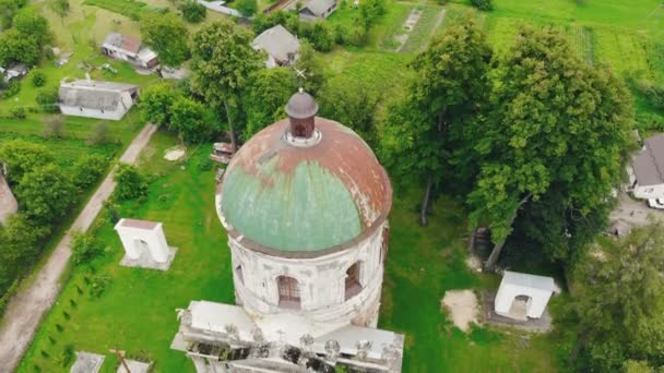 天主教教堂位于皮吉尔奇村 乌克兰利沃夫地区 老天主教堂的鸟瞰图 — 图库视频影像