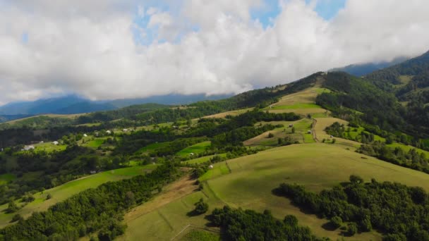 Vôo Drone Sobre Belas Montanhas Entre Nuvens — Vídeo de Stock