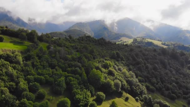 Repülő Drón Gyönyörű Hegyek Felett Felhők Között — Stock videók