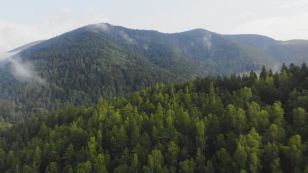 Flyvende Drone Smukke Bjerge Blandt Skyer – Stock-video