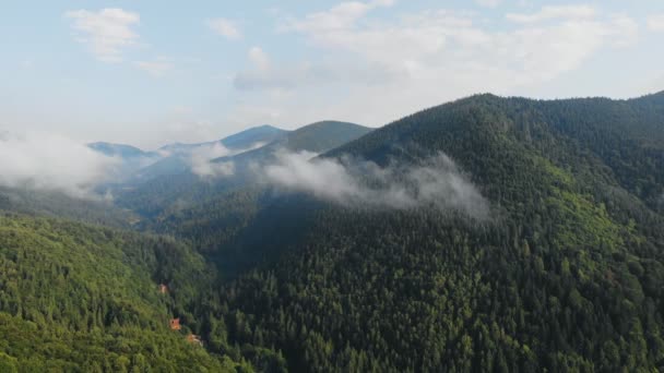 Latający Dron Nad Pięknymi Górami Pośród Chmur — Wideo stockowe