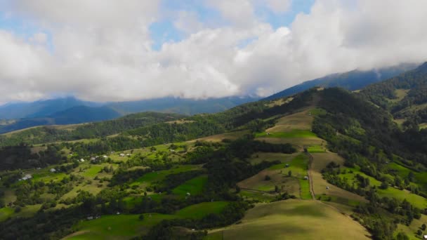 雲の中の美しい山の上を飛ぶドローン — ストック動画