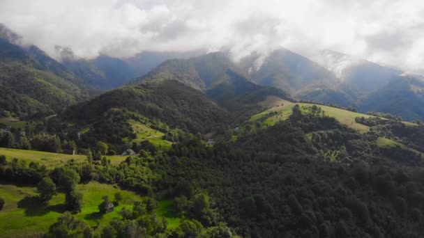 Vuelo Drone Sobre Hermosas Montañas Entre Las Nubes — Vídeo de stock