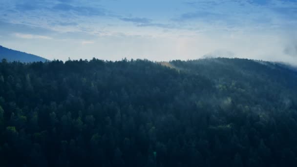 Літаючий Безпілотник Над Красивими Горами Серед Хмар — стокове відео