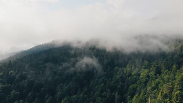 Bulutların Arasındaki Güzel Dağların Üzerinde Uçan Drone — Stok video