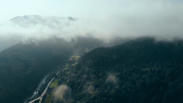 Летящий Беспилотник Над Красивыми Горами Среди Облаков — стоковое видео