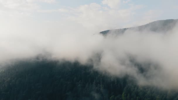 Bulutların Arasındaki Güzel Dağların Üzerinde Uçan Drone — Stok video