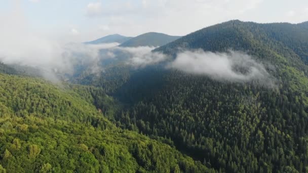 Drone Volant Dessus Belles Montagnes Parmi Les Nuages — Video