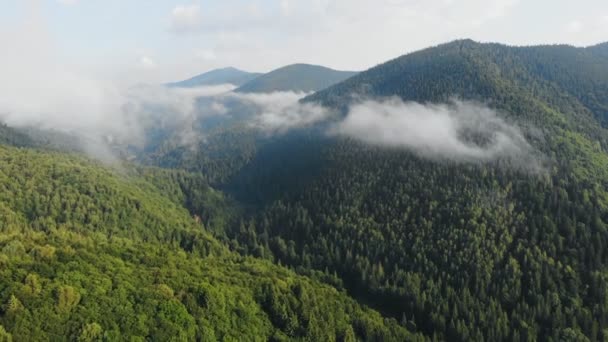 Flygande Drönare Över Vackra Berg Bland Moln — Stockvideo