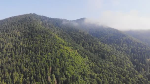 Vliegende Drone Prachtige Bergen Tussen Wolken — Stockvideo