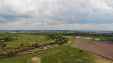 İHA 'dan çekilmiş bir görüntü. Kırsal dağlık arazi manzarası. Güneşli yaz günü.