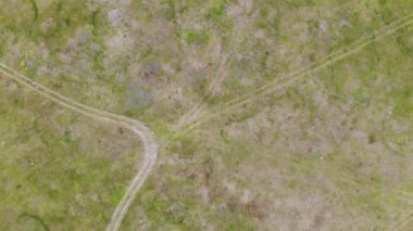 İHA 'dan çekilmiş bir görüntü. Kırsal dağlık arazi manzarası. Güneşli yaz günü.