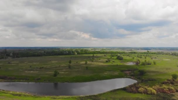 Des images tirées d'un drone. Vue sur les hautes terres rurales. Journée ensoleillée d'été .