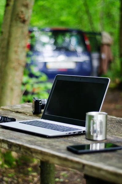 Foto Close Laptop Câmera Café Smartphone Uma Mesa Madeira Livre Imagem De Stock