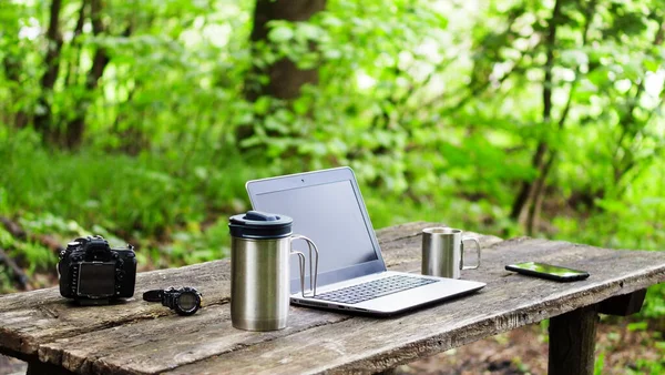 Close Foto Van Een Laptop Camera Koffie Smartphone Een Houten Stockfoto