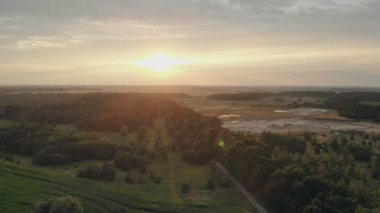 Kırsal kesimdeki bir arazinin havadan çekilmiş videosu. Çekim zamanı, altın saat..