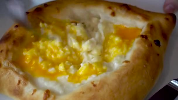 Homem Prepara Para Comer Adzhar Khachapuri Café Geórgia Vol — Vídeo de Stock