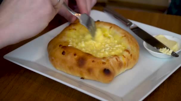 Hombre Prepara Para Comer Adzhar Khachapuri Café Georgia Vol — Vídeo de stock