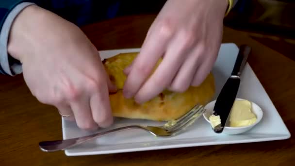 Bir Adam Georgia Bir Kafede Adzhar Khachapuri Yemeye Hazırlanıyor Cilt — Stok video