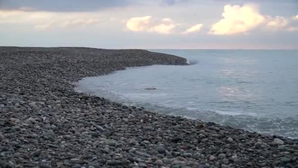 Denizin Dalgalarının Bulunduğu Çakıl Taşları Sahili Eylem Gün Batımında Gerçekleşir — Stok video