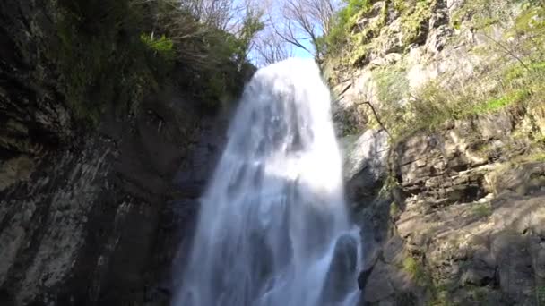 在阳光明媚的天气拍摄瀑布 计划如下 阳光明媚的天气 水从一块大石头流出 — 图库视频影像