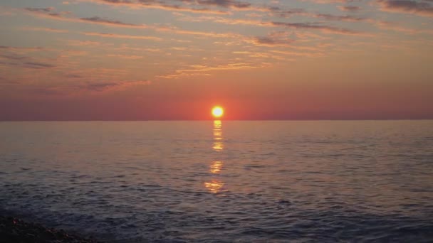 Morze Rozpryskiwania Brzegu Słońce Ustawia Się Horyzoncie Jest Wielkie Zamówienie — Wideo stockowe