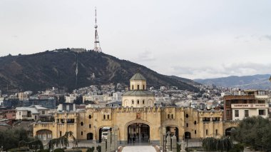 Dağların arka planındaki katedral