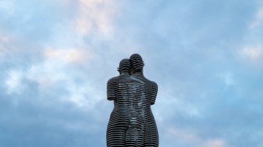 mavi pembe gökyüzü bir arka planda Batum 'da Embankment ali ve Nino heykeli