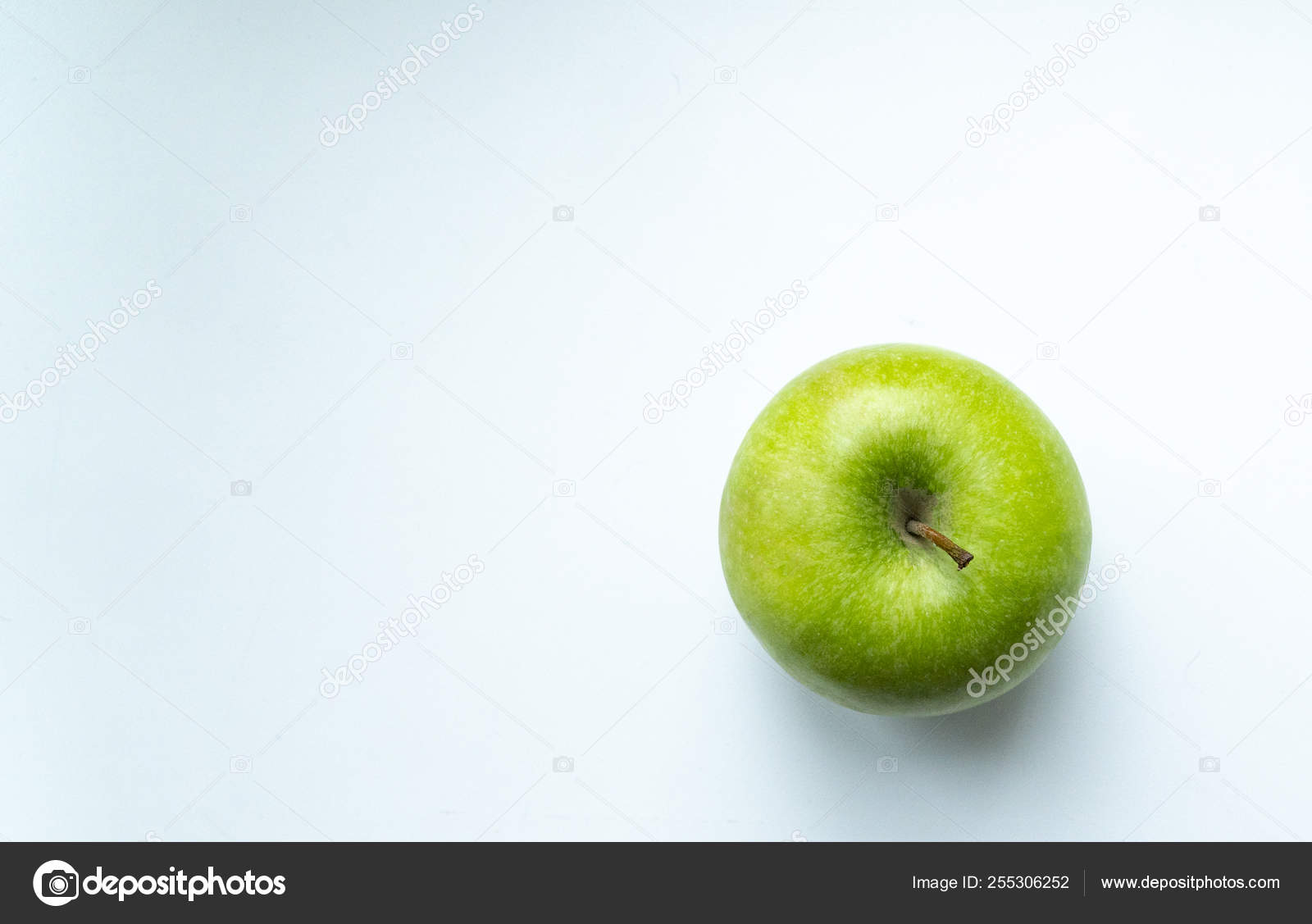 绿色苹果在一个白色的蓝色背景的地方题词 图库照片 C Voktybre