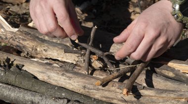 Biz erken ilkbaharda sopa ve ateş için odun koymak