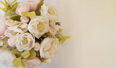 Oluklu kağıt yapay çiçekler tebrik kartı