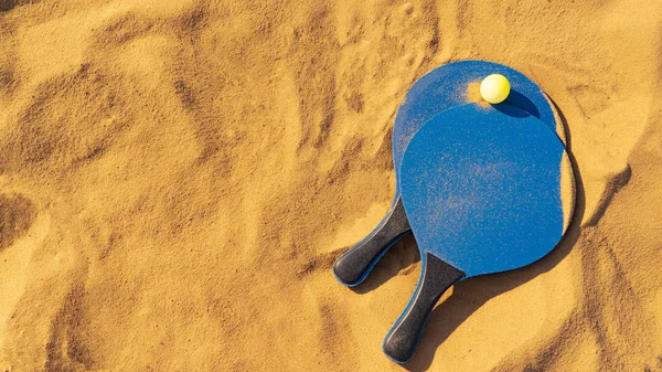 Raquetes Azuis Bola Verde Areia Dourada Praia Tênis Badminton Fundo — Fotografia de Stock