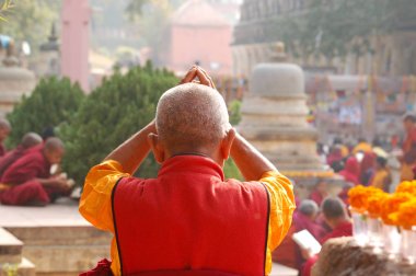 Mahabodhi Tapınağı'nda tören rahipler