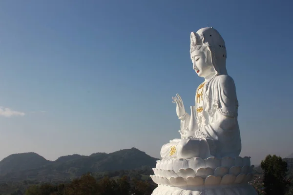 Kuan Yin imagen de buddha con cielo despejado en el fondo . — Foto de Stock