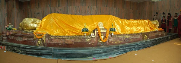 Reclinando estátua de ouro de Buda — Fotografia de Stock